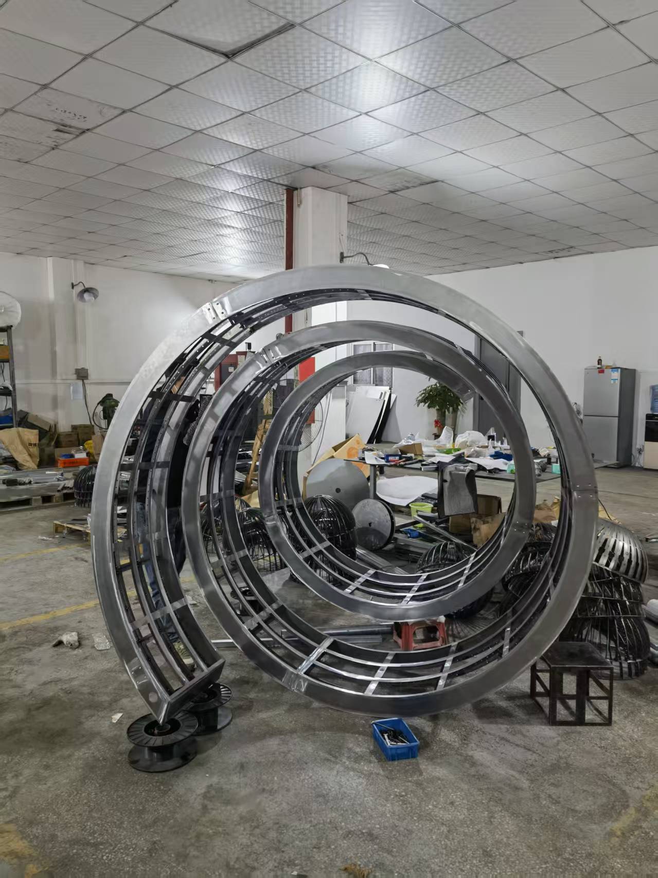 LED异形屏箱体组装现场,多个箱体拼接成大型显示屏,工人正在进行安装调试工作