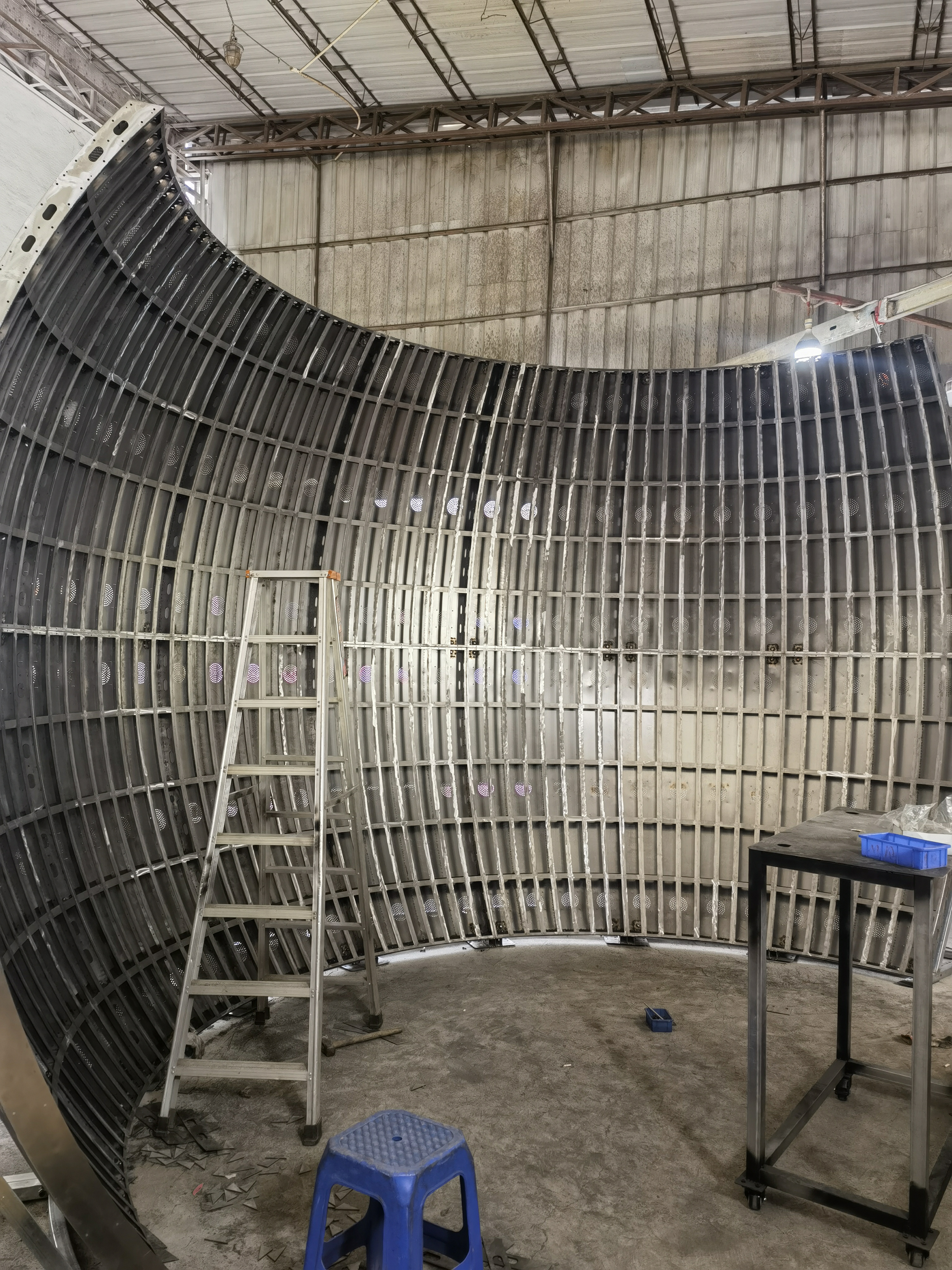 LED异形屏箱体侧面特写,精密加工的安装孔位,内部结构清晰可见,专业工业制造工艺展示