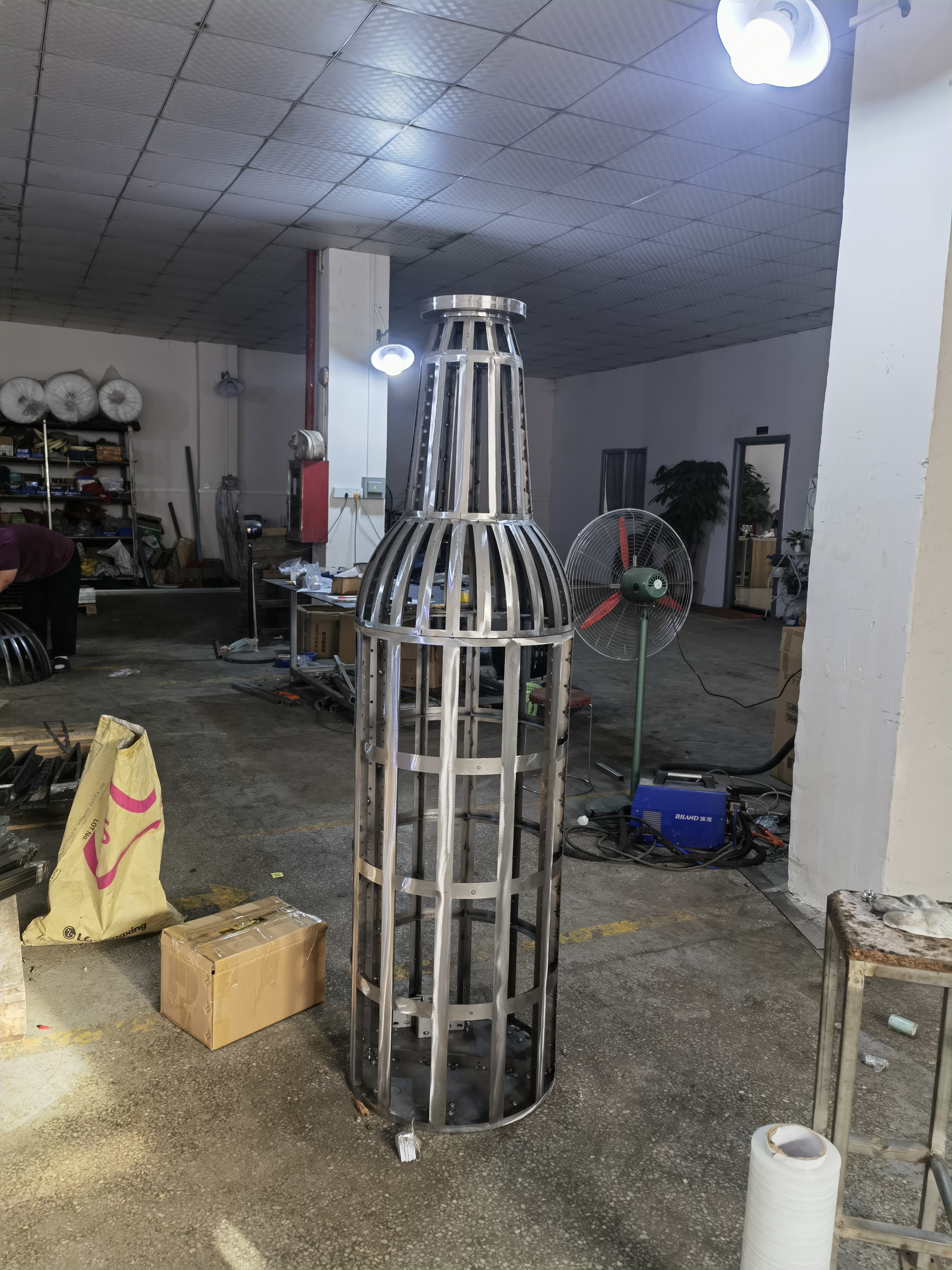 现代化生产车间全景,大型数控机床整齐排列,工人正在操作设备进行精密加工,宽敞明亮的工业厂房环境